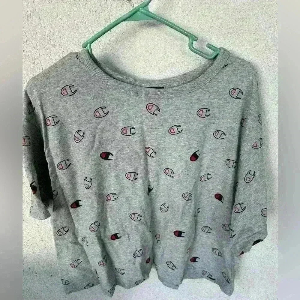 Vintage Champion shirt. Size XL. Cropped length. Logo shirt. Sweatshirt